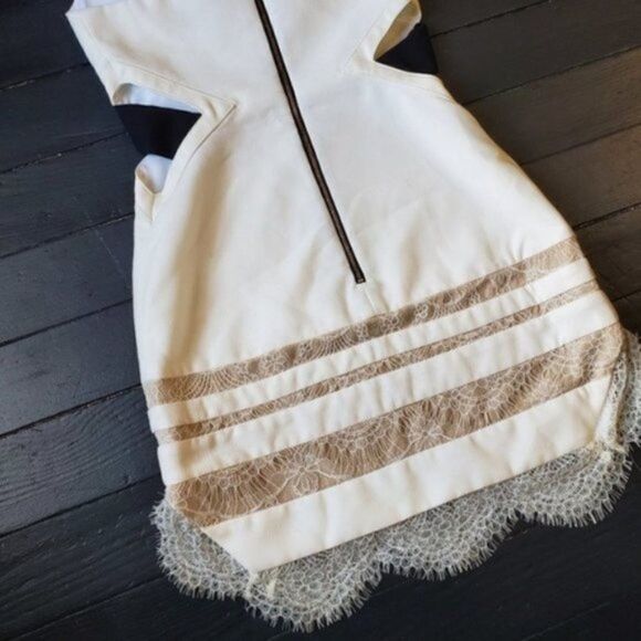 Three Floor White Dress - Picture 8 of 8